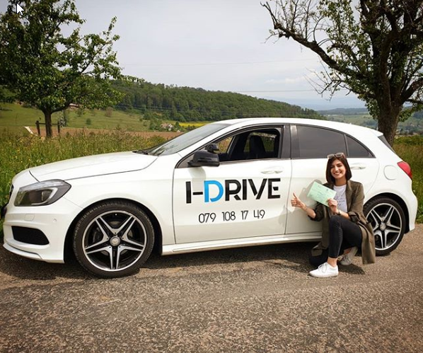 Fahrschülerin nach bestandener Fahrprüfung - Autofahrschule I-Drive - Stadt Basel