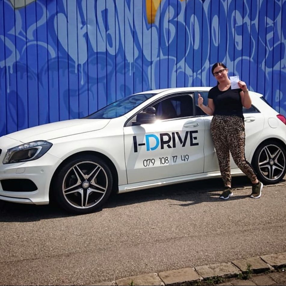 Fahrschülerin nach bestandener Fahrprüfung - Autofahrschule I-Drive - Stadt Basel